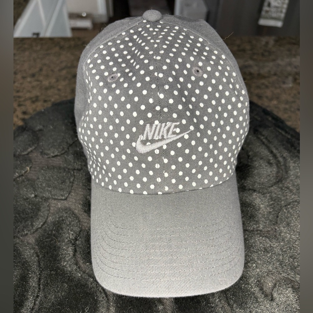 Nike Womens Polka Dot hat. Grey and white logo baseball cap